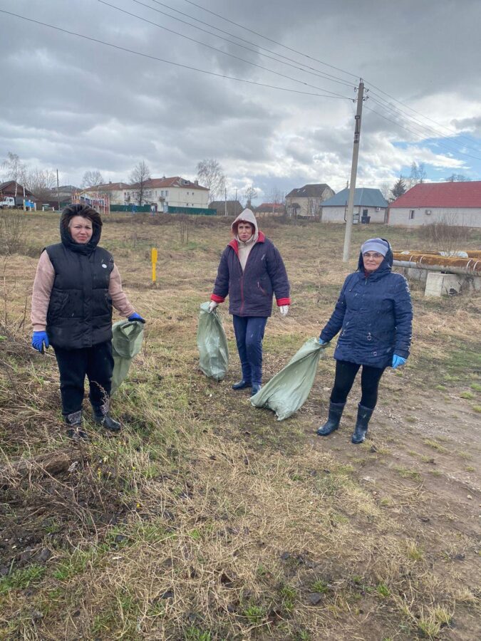 Сотрудники администрации Калязинского округа вышли на уборку
