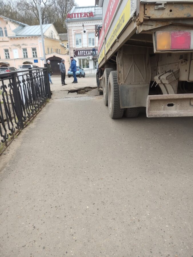 Грузовик с ларьком проломил пешеходный мост в Тверской области