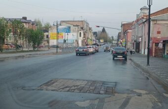 В Тверской области нашли оригинальный способ заделывать ямы на дорогах