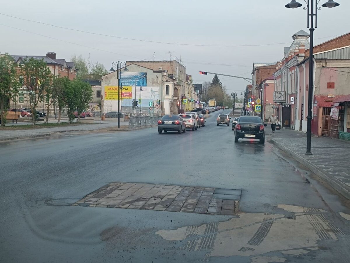 В Тверской области нашли оригинальный способ заделывать ямы на дорогах |  ТОП Тверь новости