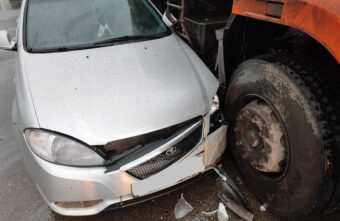 Один человек пострадал в столкновении КАМАЗа и Daewoo в Твери Один человек пострадал в столкновении КАМАЗа и Daewoo в Твери