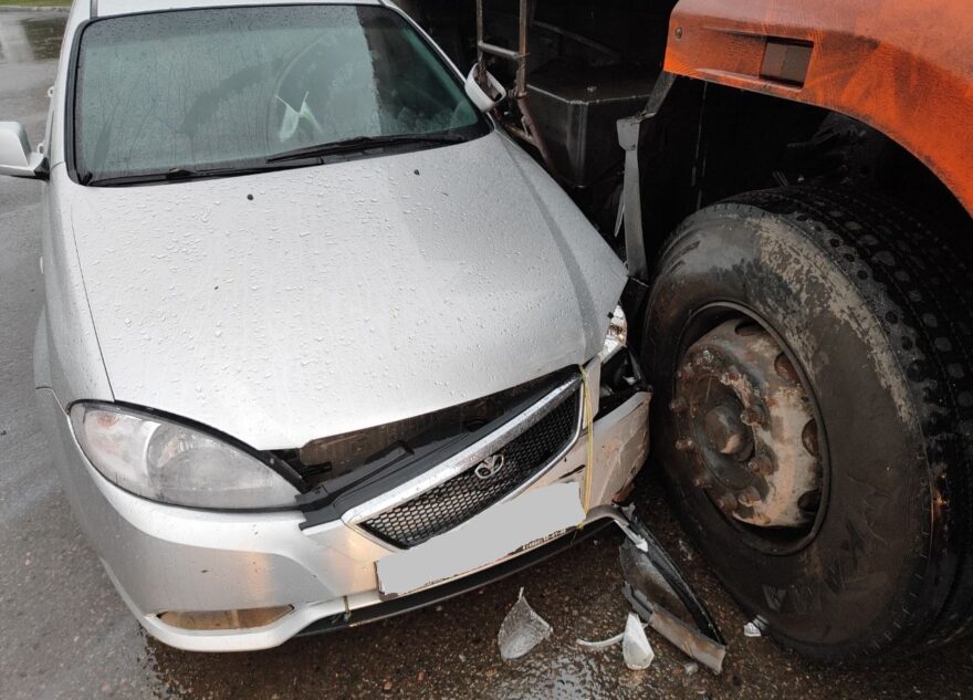 Один человек пострадал в столкновении КАМАЗа и Daewoo в Твери