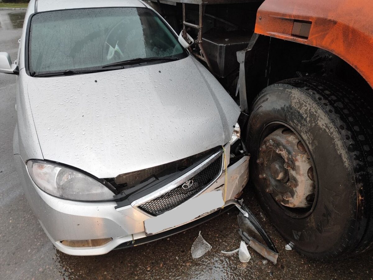 Один человек пострадал в столкновении КАМАЗа и Daewoo в Твери