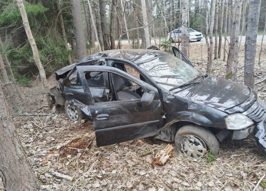 В Тверской области пострадал водитель улетевшего в кювет "Рено"