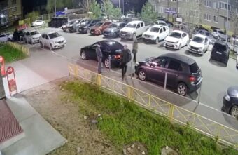 В Твери неизвестные разрезали шины на нескольких автомобилях