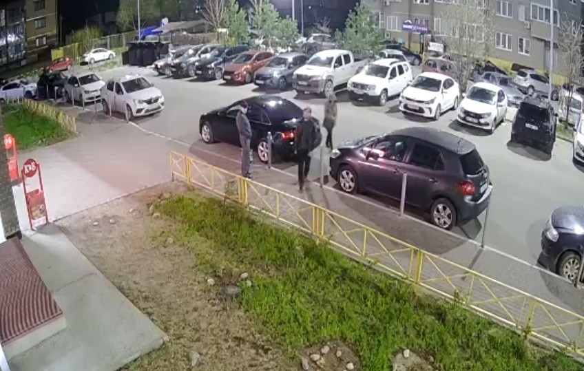 В Твери неизвестные разрезали шины на нескольких автомобилях