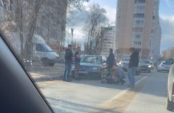 В Твери на дороге машина сбила человека