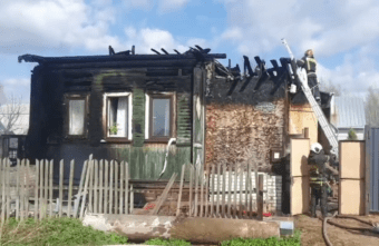 В Твери потушили жилой дом и две хозпостройки