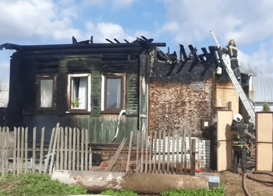 В Твери потушили жилой дом и две хозпостройки