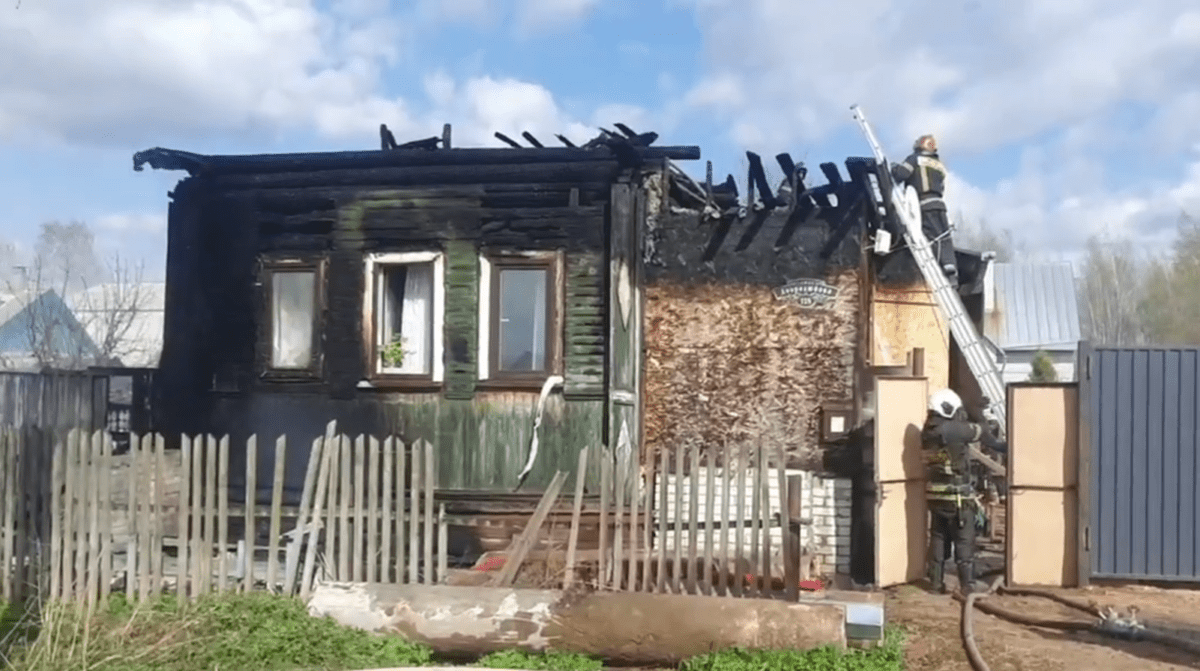 В Твери потушили жилой дом и две хозпостройки