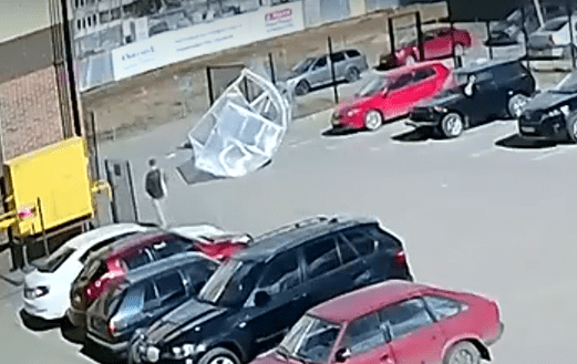 В Твери ураганный ветер снёс теплицу