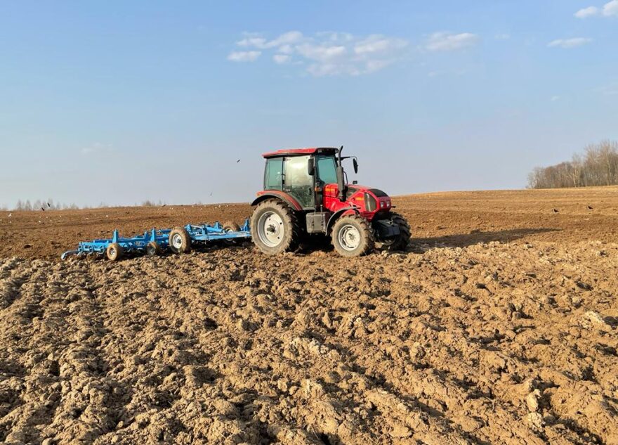 Весенние полевые работы: в Тверской области обработали около 2 тысяч га пашни