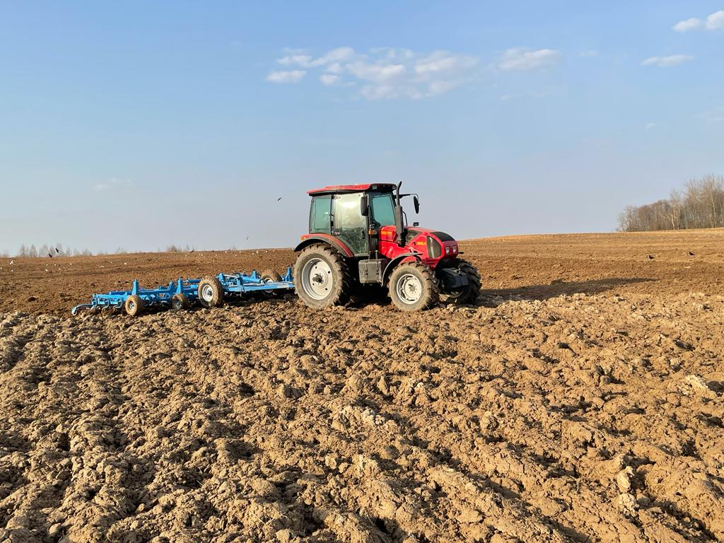 Весенние полевые работы: в Тверской области обработали около 2 тысяч га пашни