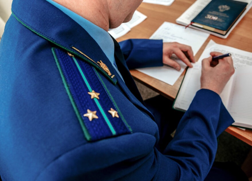 Тверитянин подобрал на улице чужую карту и пошёл по магазинам