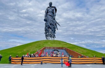 Возле Ржевского мемориала в Тверской области развернули масштабную Георгиевскую ленту Возле Ржевского мемориала в Тверской области развернули масштабную Георгиевскую ленту