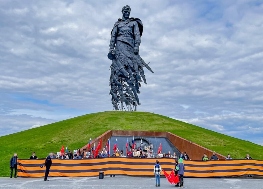 Возле Ржевского мемориала в Тверской области развернули масштабную Георгиевскую ленту