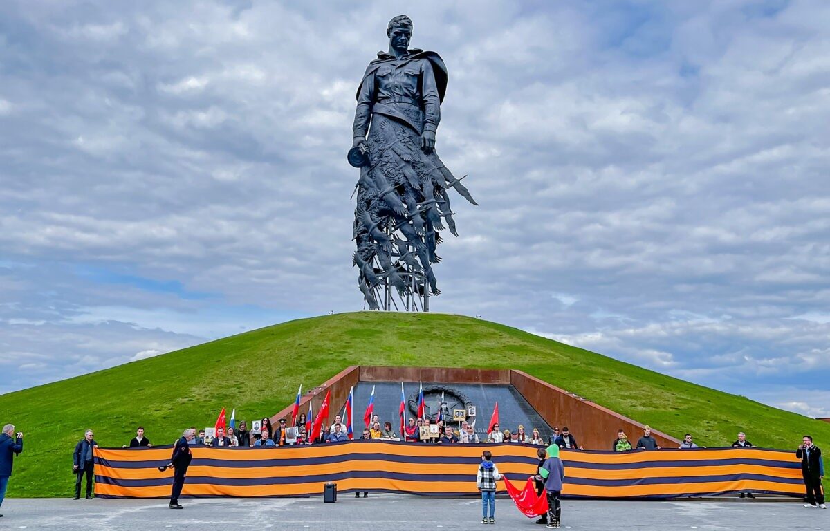 Возле Ржевского мемориала в Тверской области развернули масштабную Георгиевскую ленту