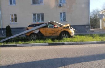 В Тверской области такси проломило железобетонный столб В Тверской области такси проломило железобетонный столб