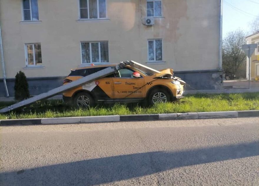 В Тверской области такси проломило железобетонный столб
