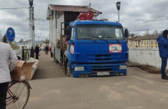 Грузовик с ларьком проломил пешеходный мост в Тверской области