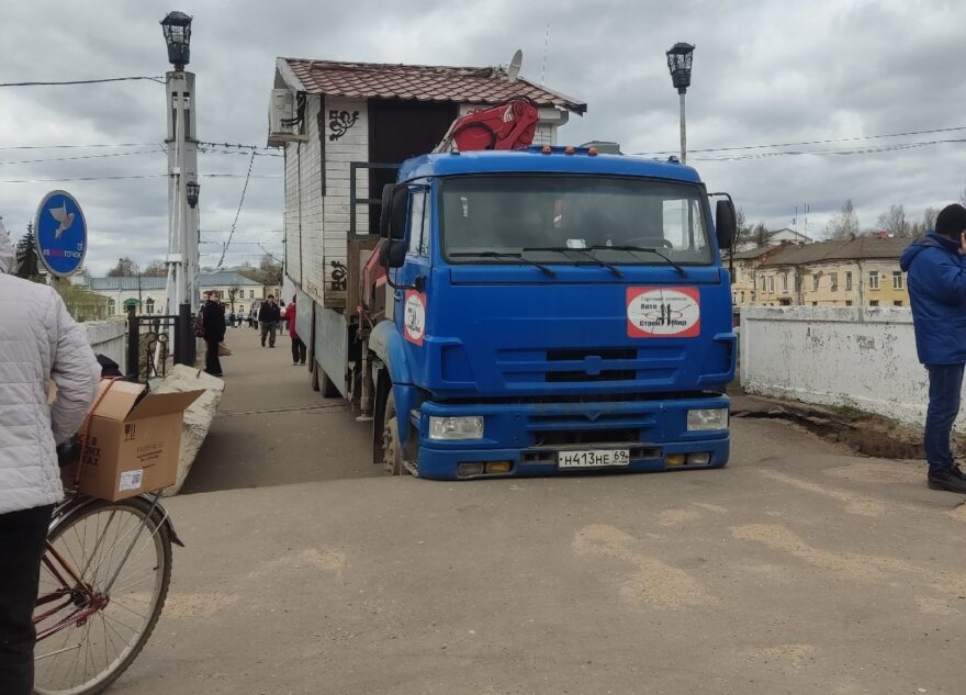 Грузовик с ларьком проломил пешеходный мост в Тверской области