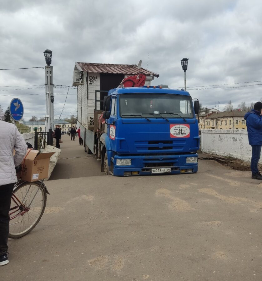 Грузовик с ларьком проломил пешеходный мост в Тверской области