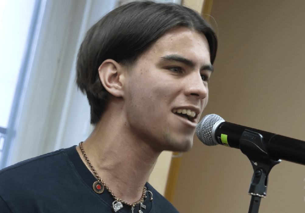 Участник «Голоса» Георгий Русских держит в секрете свой номер со звездой