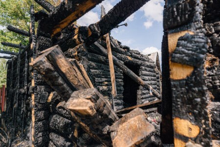 Жителей Тверской области просят помочь молодой семье, оставшейся без крова после пожара