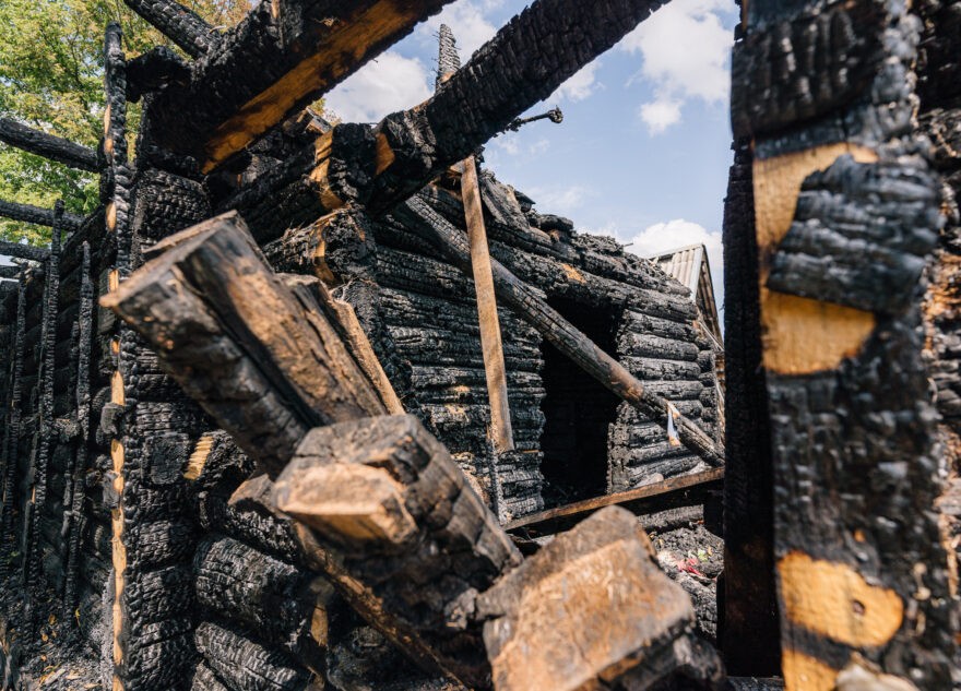 Жителей Тверской области просят помочь молодой семье, оставшейся без крова после пожара