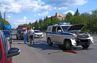 В Твери иномарка столкнулась с полицейской машиной