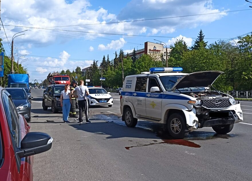 В Твери иномарка столкнулась с полицейской машиной