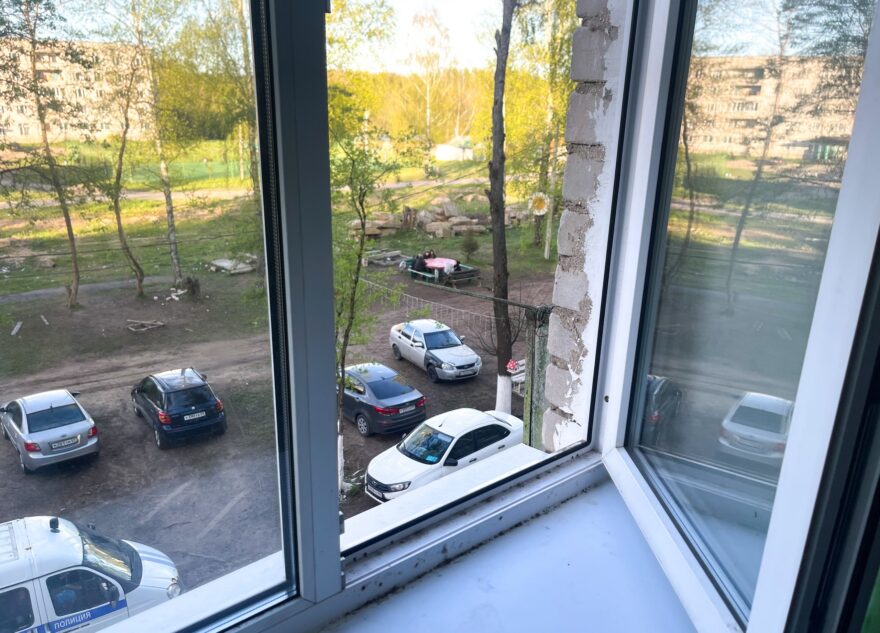 В Тверской области из окна многоэтажки выпал маленький ребенок