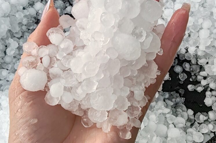 Сильнейший град побил огороды в Тверской области