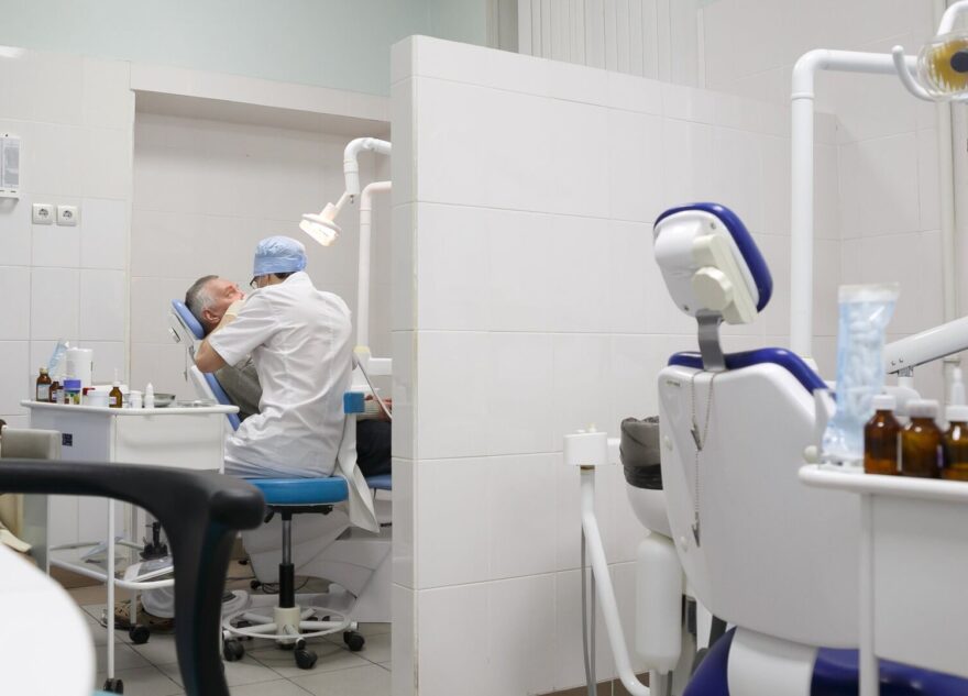 Врач рассказал об опасных причинах неприятного запаха изо рта