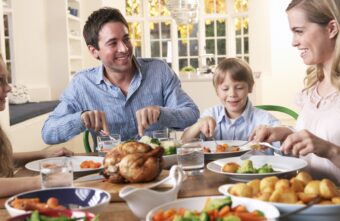 Роспотребнадзор: семейные трапезы могут помочь похудеть