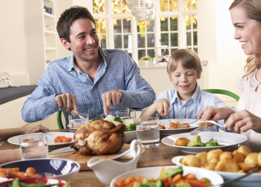 Роспотребнадзор: семейные трапезы могут помочь похудеть