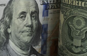 Жительница Тверской области отдала мошенникам несколько тысяч долларов и евро