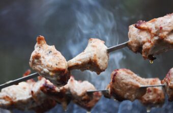 В МЧС назвали мангалы, на которых можно готовить шашлык в квартире