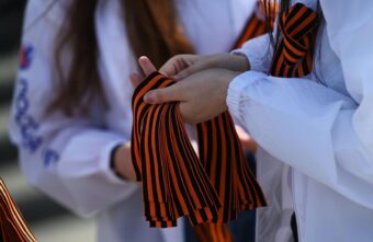 Госдума предупредила о штрафах и сроках за порчу георгиевской ленточки Госдума предупредила о штрафах и сроках за порчу георгиевской ленточки