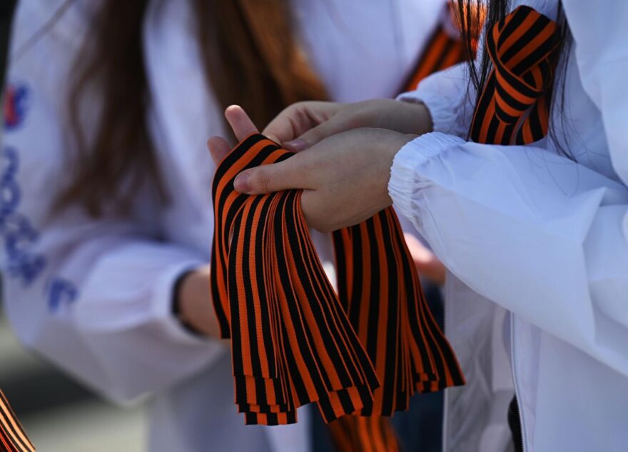 Госдума предупредила о штрафах и сроках за порчу георгиевской ленточки