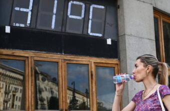 Работодателям рекомендовали сократить рабочий день в жару