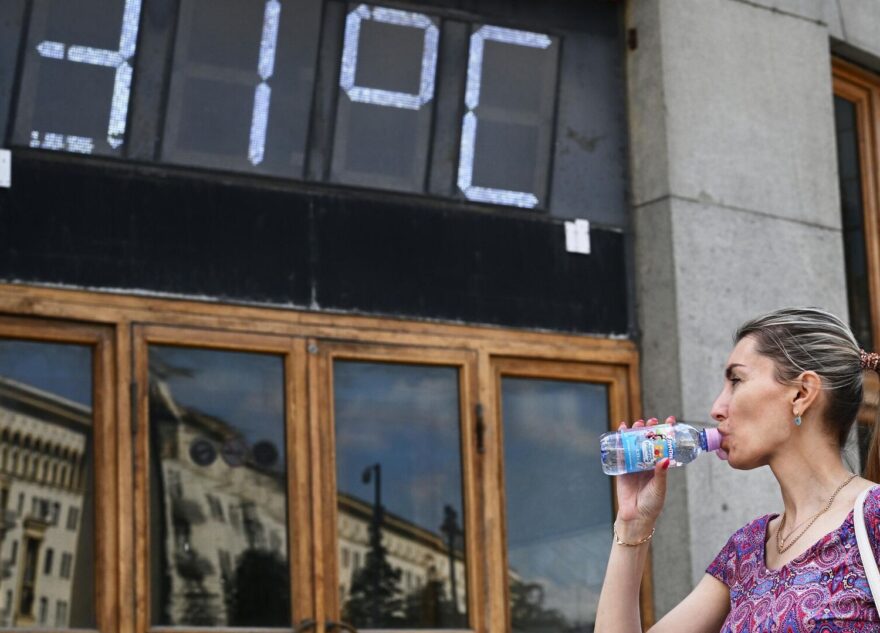 Работодателям рекомендовали сократить рабочий день в жару