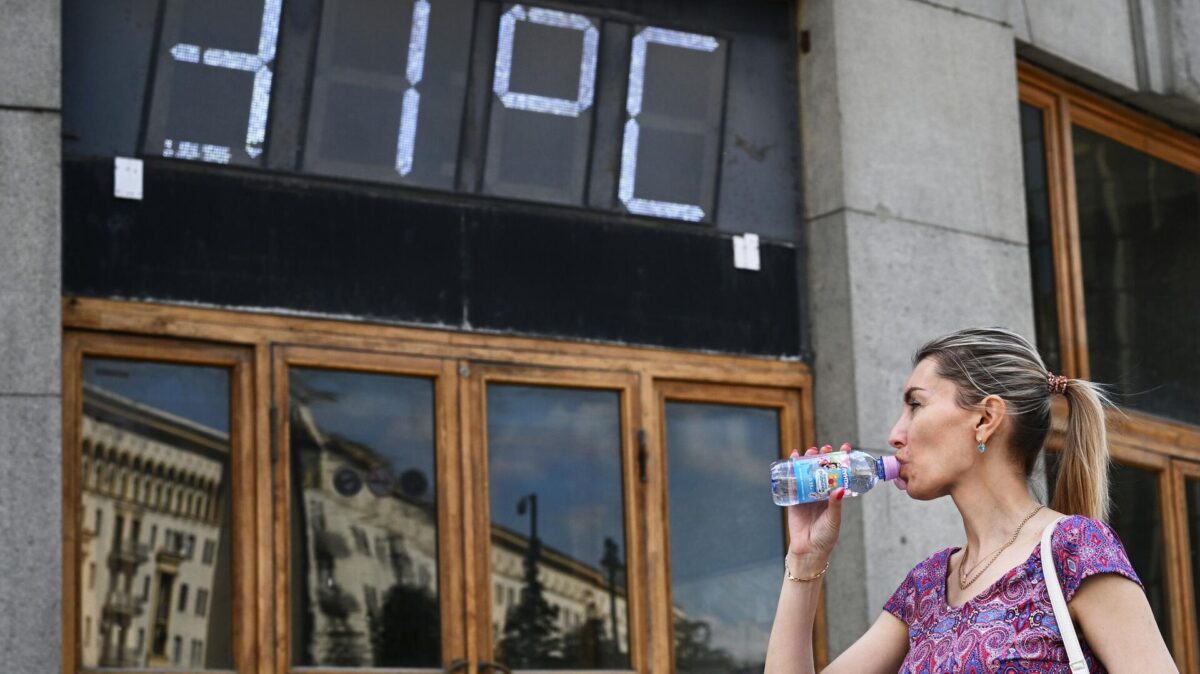 Работодателям рекомендовали сократить рабочий день в жару