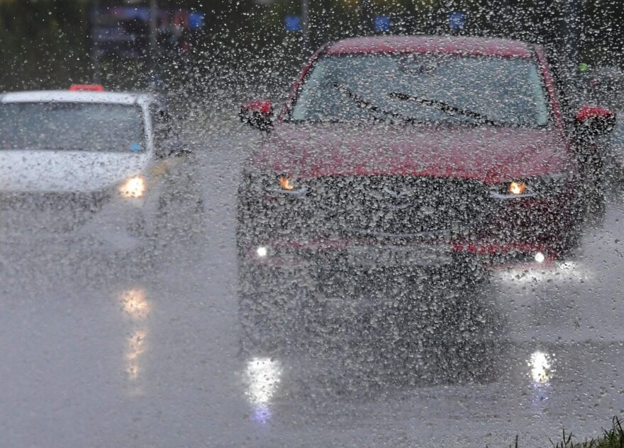 Эксперт рассказал о фатальных ошибках управления машиной во время дождя