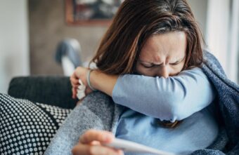 Врач рассказала, какие продукты нельзя есть при боли в горле