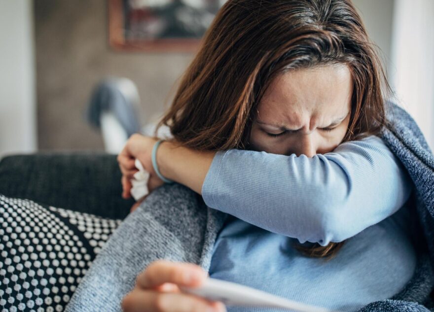 Врач рассказала, какие продукты нельзя есть при боли в горле