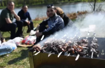 Врач назвала самый вредный алкогольный напиток для запивания шашлыка