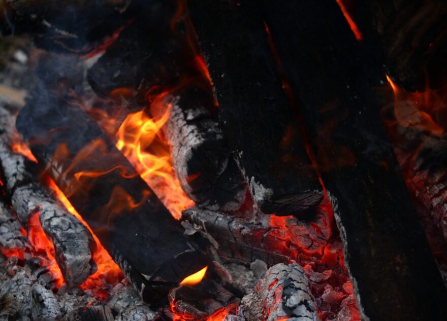 Жителей Тверской области просят помочь пенсионеру, который спит в бане после пожара в доме