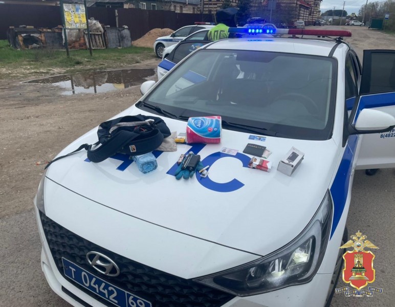 Под Тверью остановили такси с испуганным наркоманом: видео