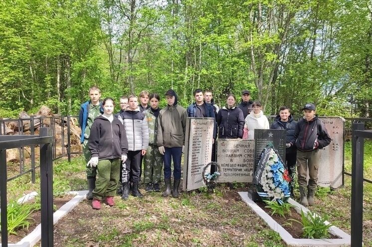 Школьники Андреаполя привели в порядок воинские захоронения